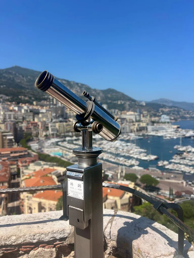 A viewing telescope above the harbour