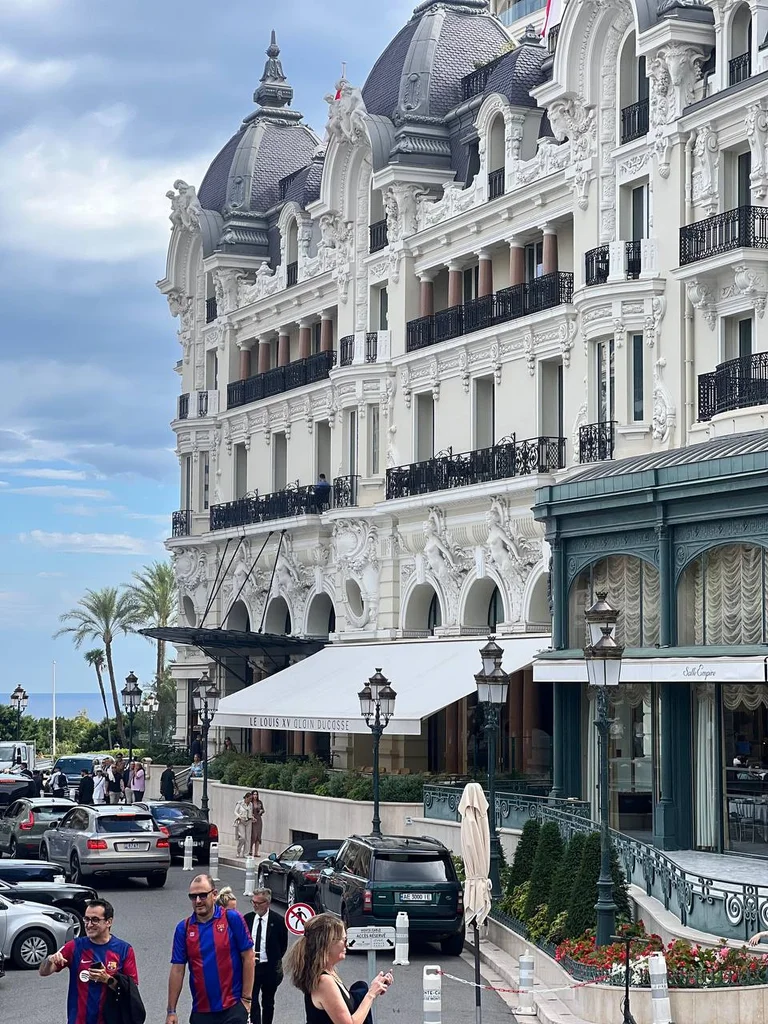 Hôtel de Paris façade and the Le Louis XV terrace