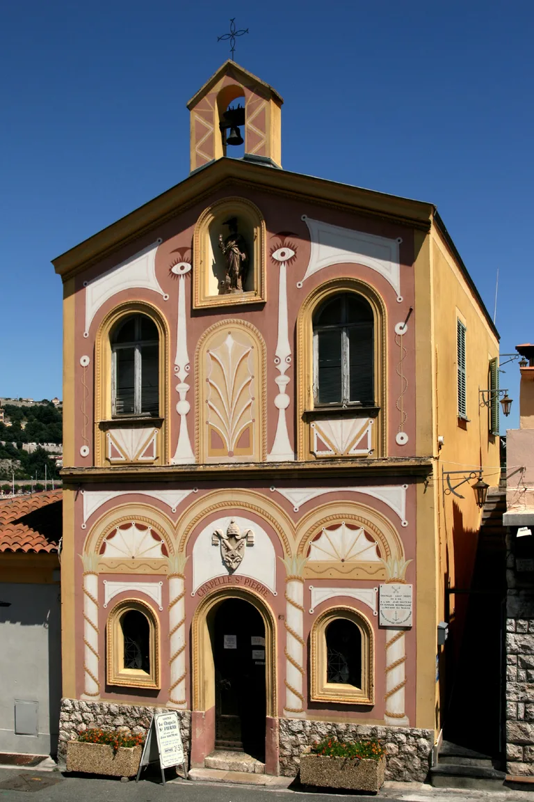 Фасад Chapelle Saint-Pierre с рисунками Жана Кокто