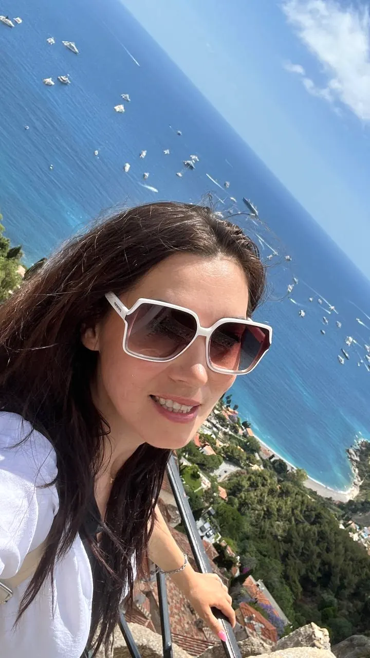 La guía privada Diana Moss en un mirador sobre Èze
