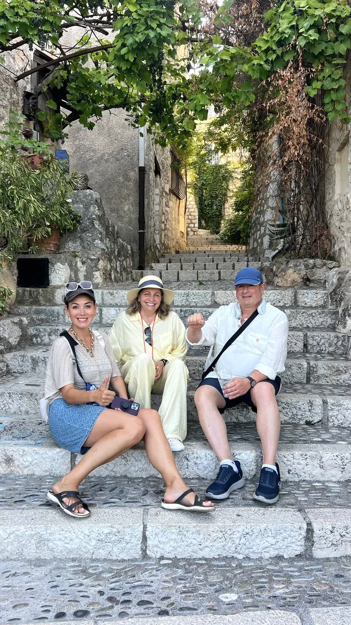 Diana Moss con viajeros en una calle histórica de Èze