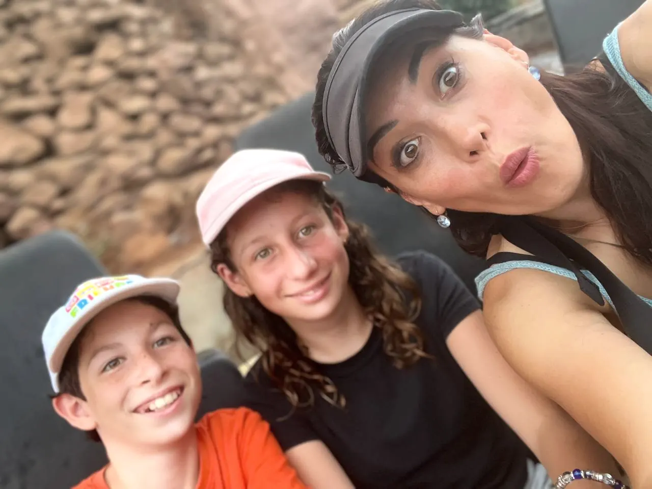 Diana Moss con jóvenes viajeros durante un viaje por la Riviera Francesa
