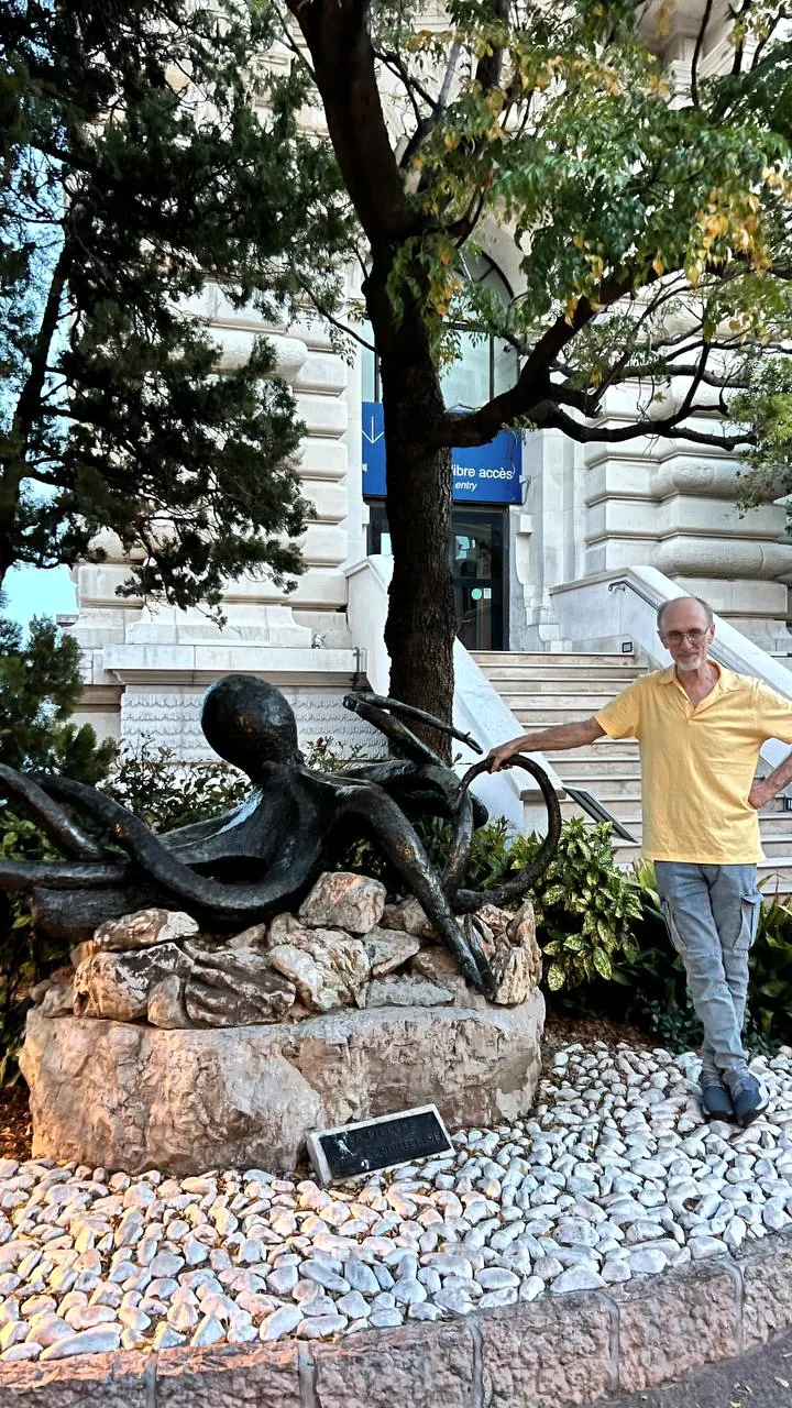 Escultura de pulpo junto al Museo Oceanográfico