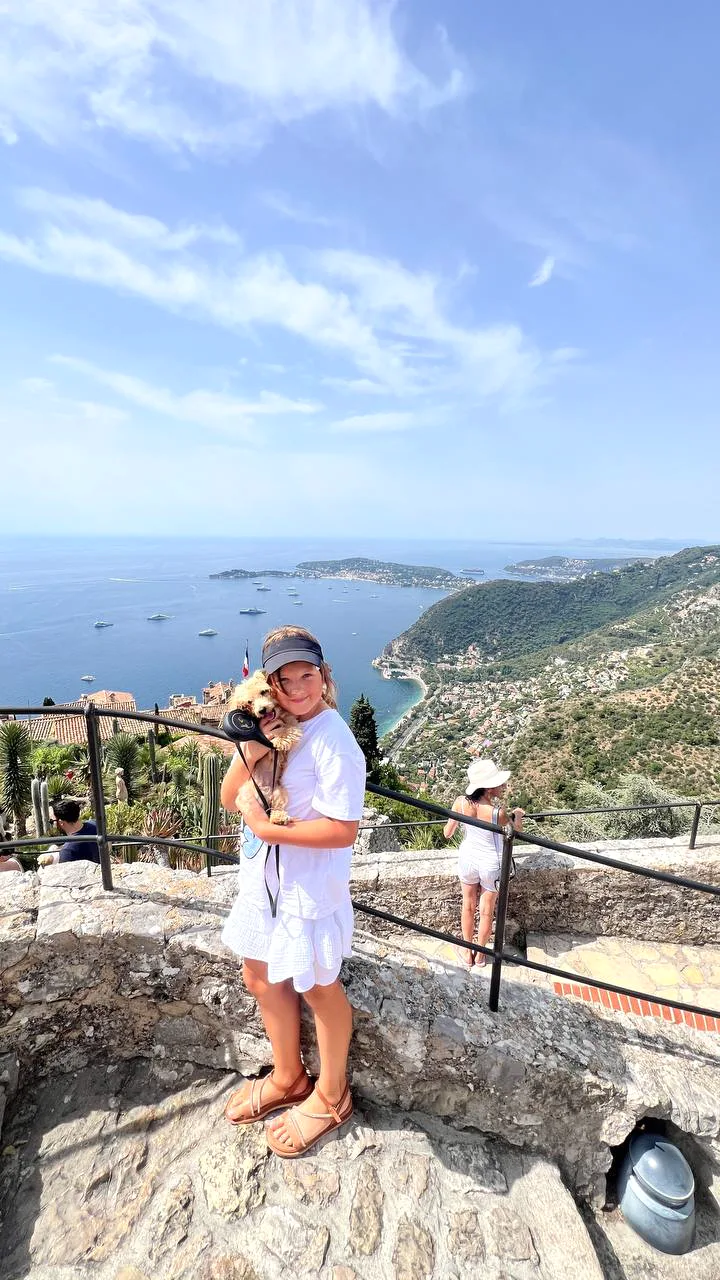 Joven viajera en un mirador de Èze