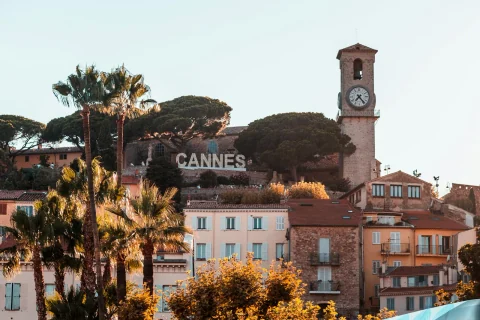 La Croisette y el mar Mediterráneo en Cannes