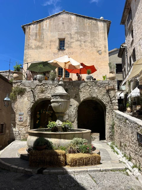 Fuente histórica entre las casas de piedra de Gourdon