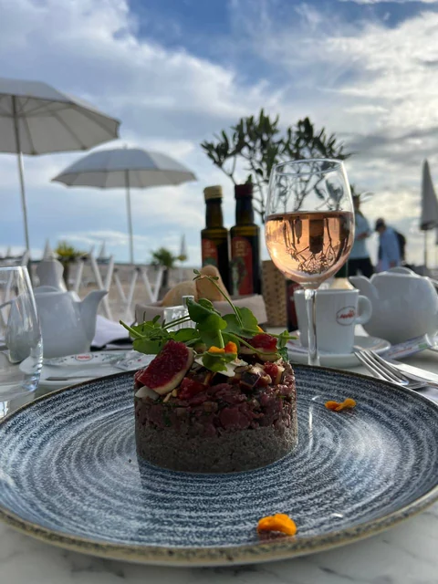 Almuerzo provenzal con vino rosado en una terraza
