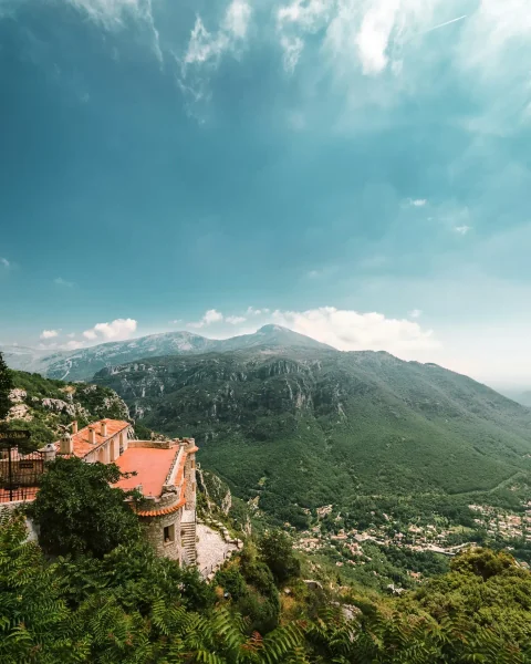 Vistas de las montañas y una terraza sobre el valle cerca de Gourdon