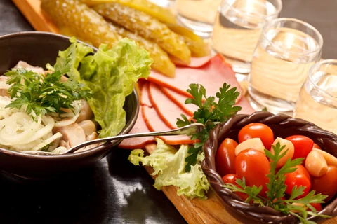 Aperitivos de verduras y encurtidos sobre una mesa