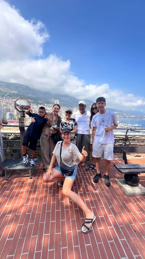 Un grupo de viajeros en un mirador sobre el puerto de Mónaco