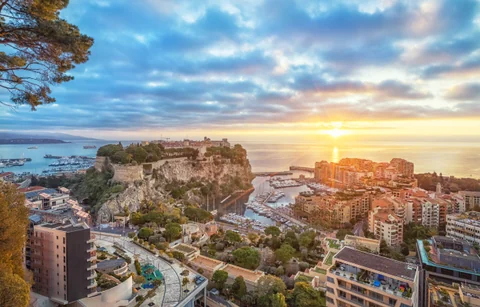 La Roca de Mónaco y el puerto de Fontvieille al amanecer