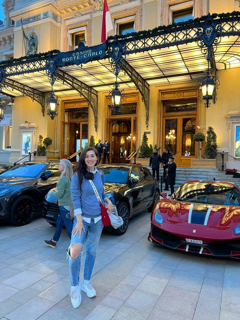 Una viajera a la entrada del Casino de Montecarlo