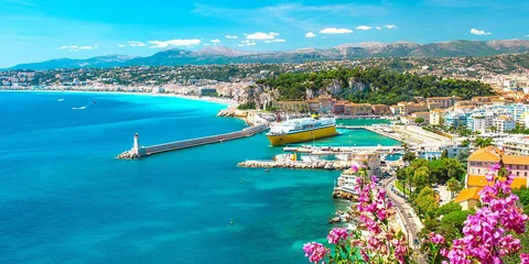 El puerto de Niza y la costa azul en un día soleado