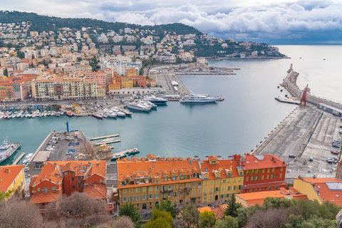 Panorámica del puerto de Niza, sus yates y las fachadas de colores junto al mar