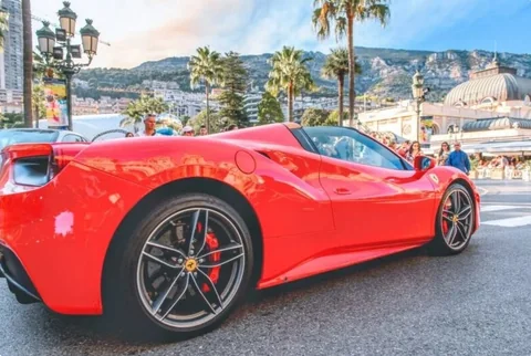 Un Ferrari rojo en una plaza de Montecarlo