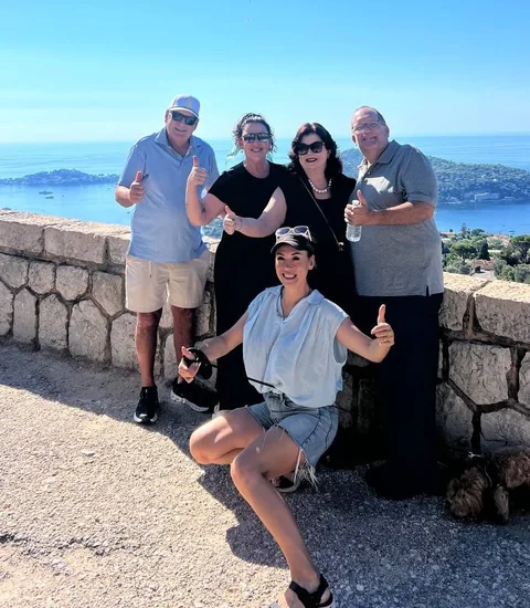 Diana Moss con sus viajeros en un mirador sobre el mar