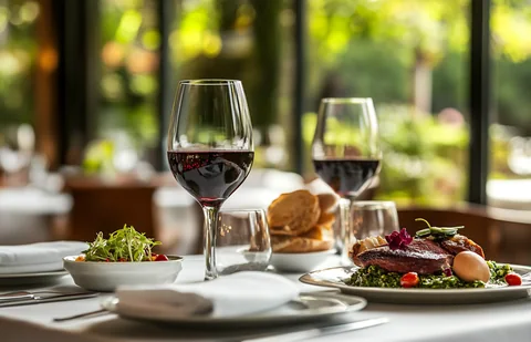 Almuerzo mediterráneo con vino en un restaurante elegante