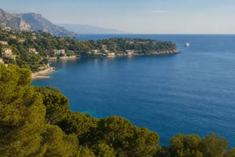 Costa mediterránea de la península de Cap Ferrat