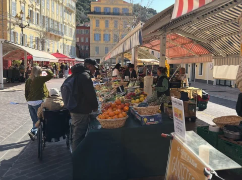 Puestos del mercado Cours Saleya en el casco antiguo de Niza