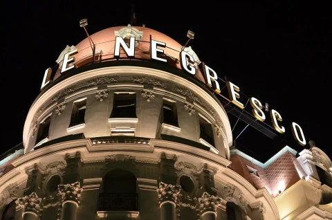 Fachada y cúpula iluminadas del hotel Negresco en Niza