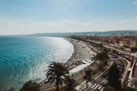 Panorámica diurna del Paseo de los Ingleses y la bahía de los Ángeles en Niza