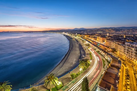 Paseo de los Ingleses y bahía de los Ángeles en Niza durante la hora azul