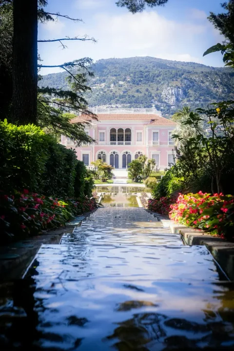 Sendero del jardín y fachada rosa de Villa Ephrussi de Rothschild
