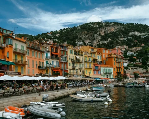 Casas de colores, barcas y paseo marítimo de Villefranche-sur-Mer