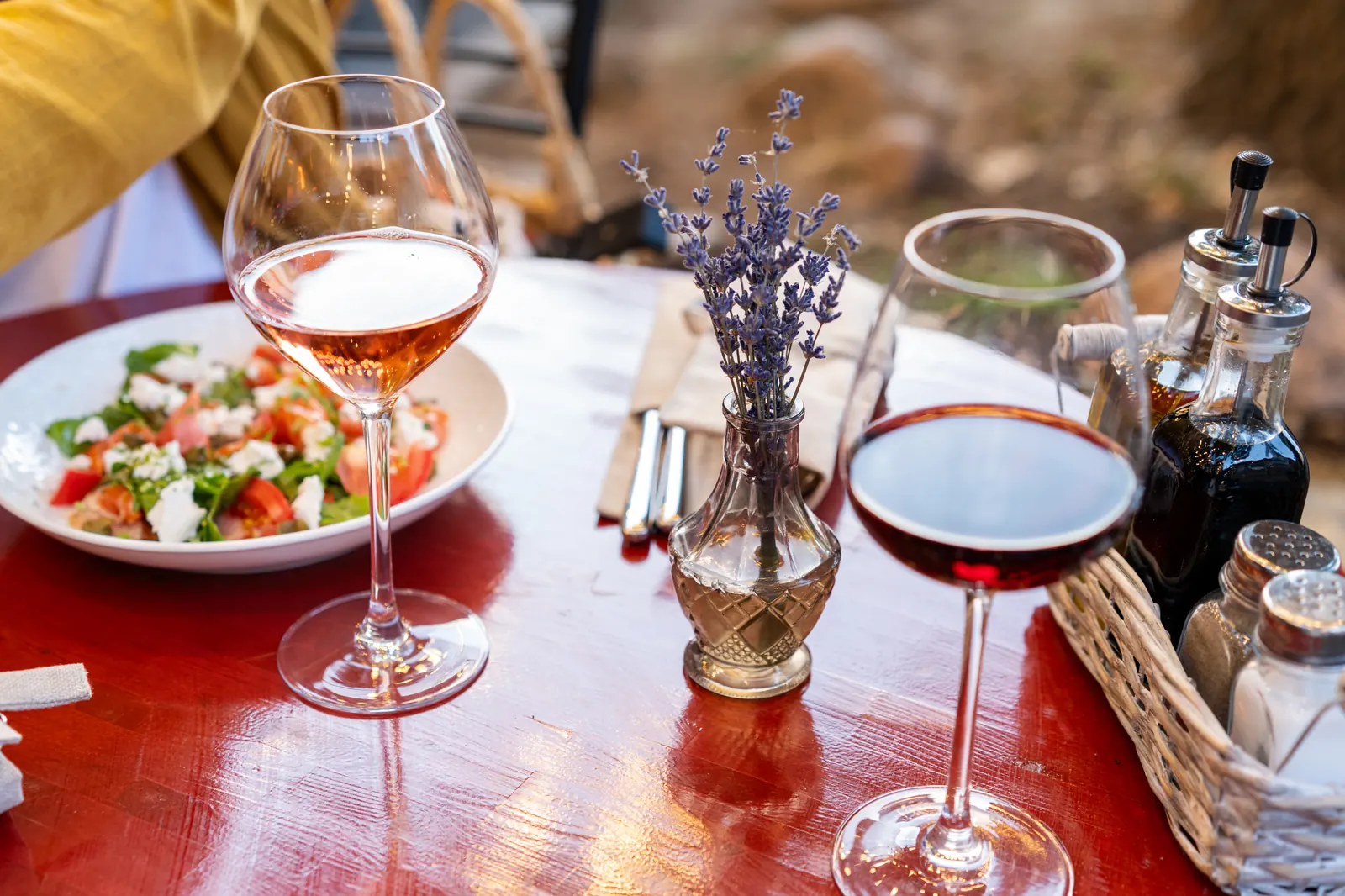 Almuerzo provenzal con vino rosado en Gourdon