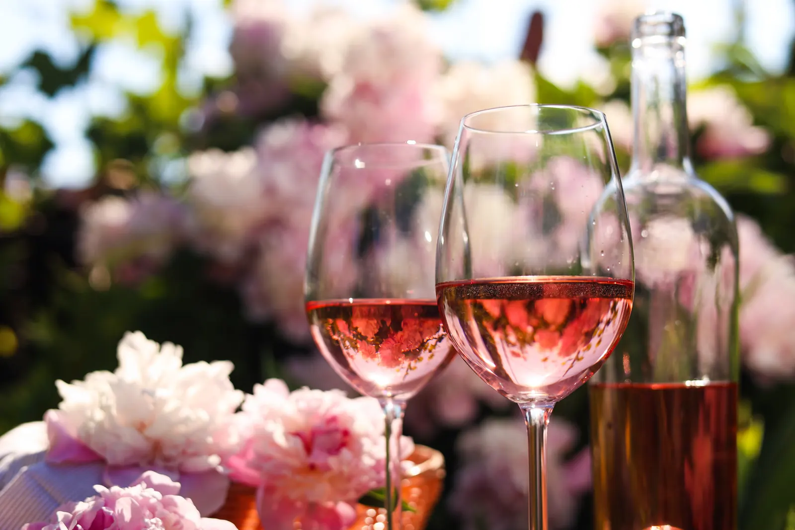 Vino rosado y flores en Provenza