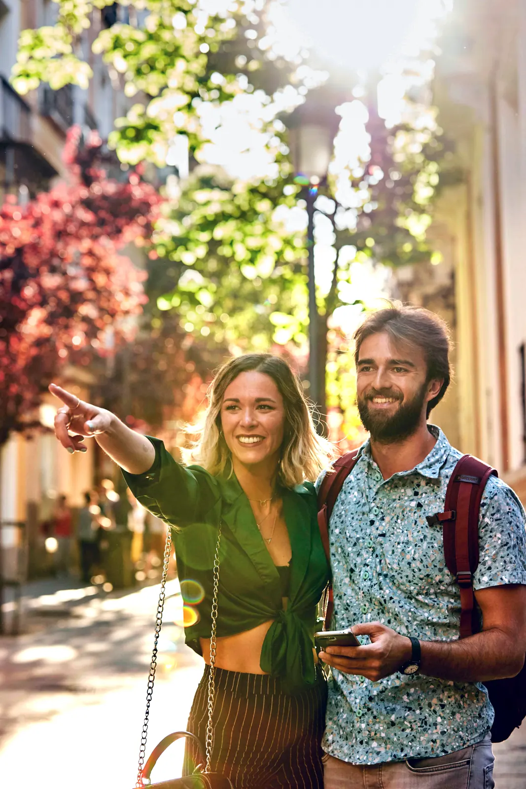 Pareja sonriente de paseo por Provenza