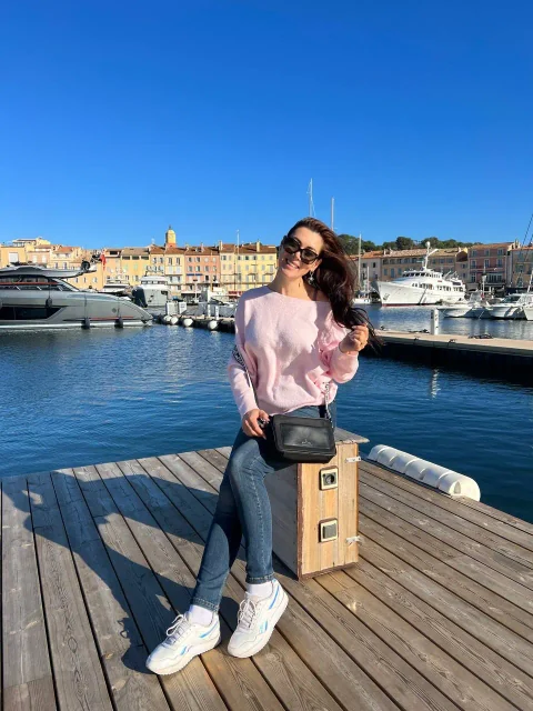 A guest with yachts and colourful Old Port façades in Saint-Tropez