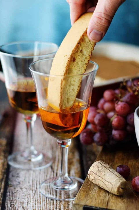 Galleta italiana y una copa de vino de postre