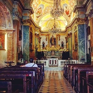 Interior con frescos del santuario de Madonna della Costa en Sanremo