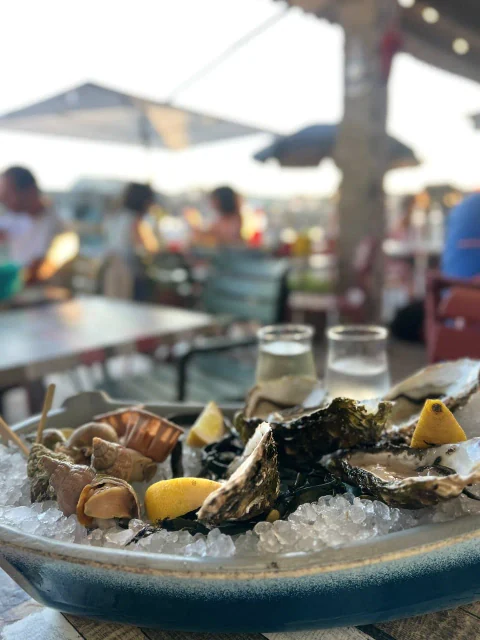 Ostras y marisco con limón en la terraza de un restaurante