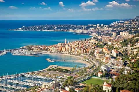 Panorámica de Menton, su puerto y la costa mediterránea