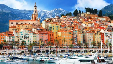 Casco antiguo de Menton con fachadas de colores sobre el puerto deportivo