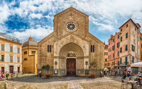 Fachada de piedra de la catedral de San Siro en Sanremo
